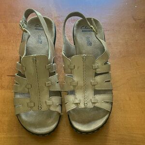 Clark’s collection nearly new sandal cushioned insole size 9 1/2. $32